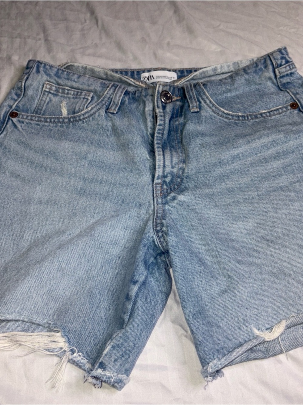 Zara women’s Light Wash Denim Cutoff Shorts size 6